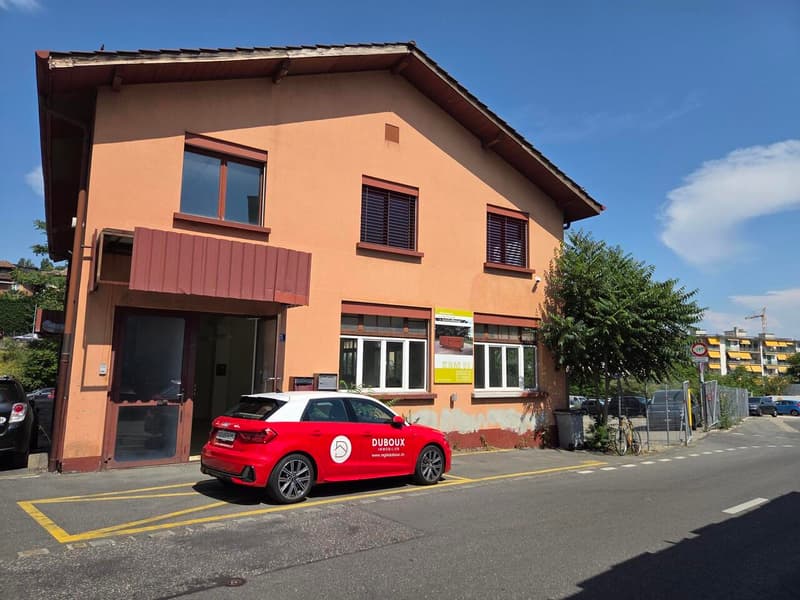 Local commercial de 230 m² de plain-pied avec quai de chargement (1)