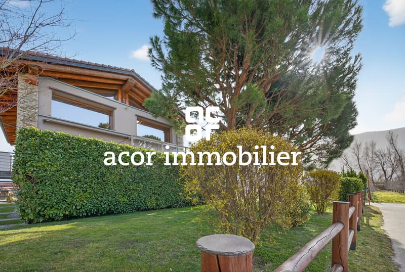 Villa en rondins de bois au style chalet canadien (11)