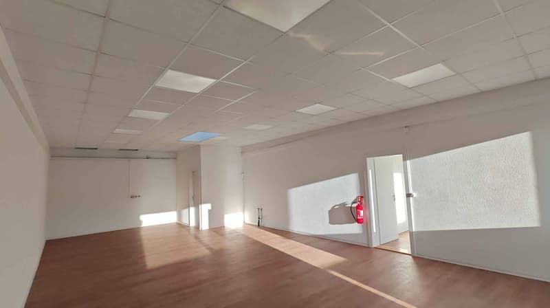 1ère salle avec service et entrée latérale