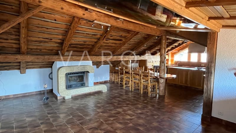 Séjour / Coin à manger de l'appartement de 4.5 pces en duplex