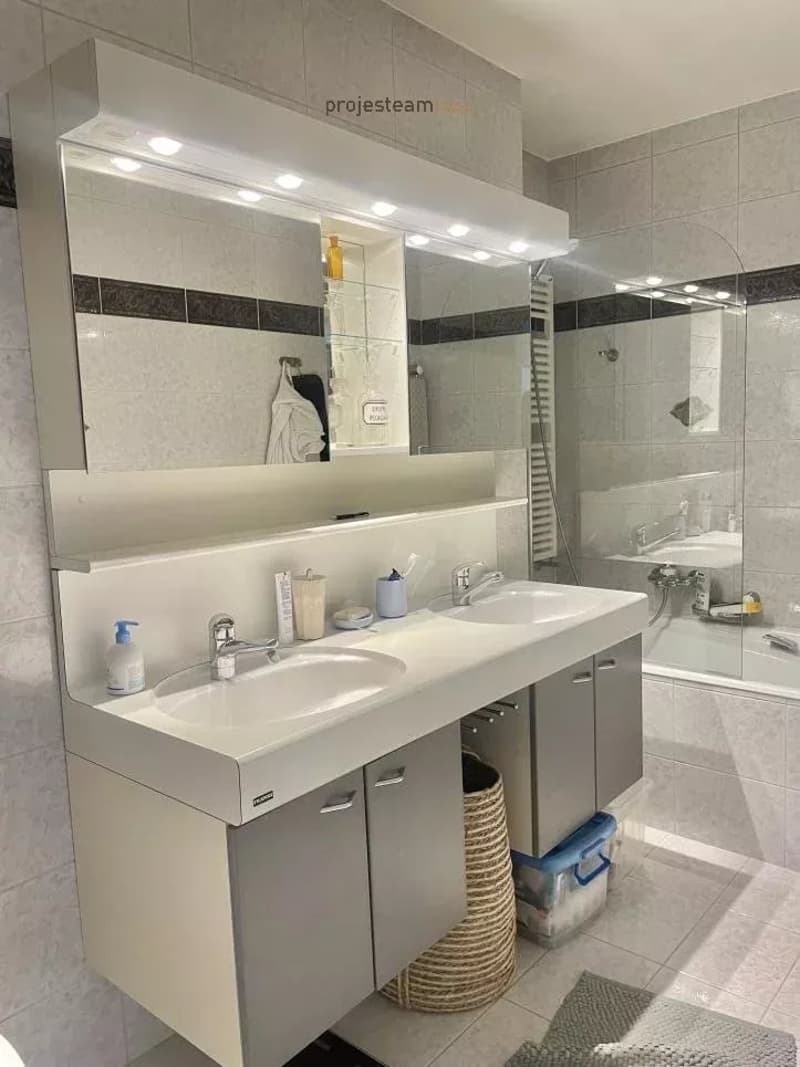 "Élégance Lacustre : Emplacement Privilégié, Vue Imprenable, Tranquillité, Rénovation Récente et Lumière Abondante!" (10)