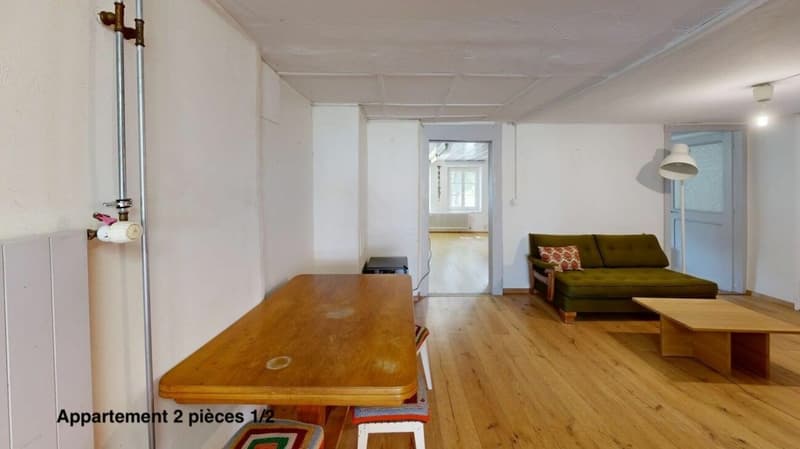 Corps de ferme de 820 m² comprenant 3 appartements et 2 granges partiellement rénovées, à 8 km d'Avenches et à 25 km de Neuchâtel et Fribourg. (57)