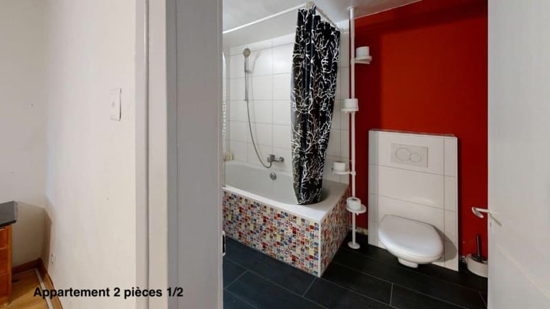Corps de ferme de 820 m² comprenant 3 appartements et 2 granges partiellement rénovées, à 8 km d'Avenches et à 25 km de Neuchâtel et Fribourg. (58)