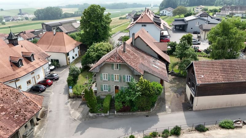 Corps de ferme de 820 m² comprenant 3 appartements et 2 granges partiellement rénovées, à 8 km d'Avenches et à 25 km de Neuchâtel et Fribourg. (60)