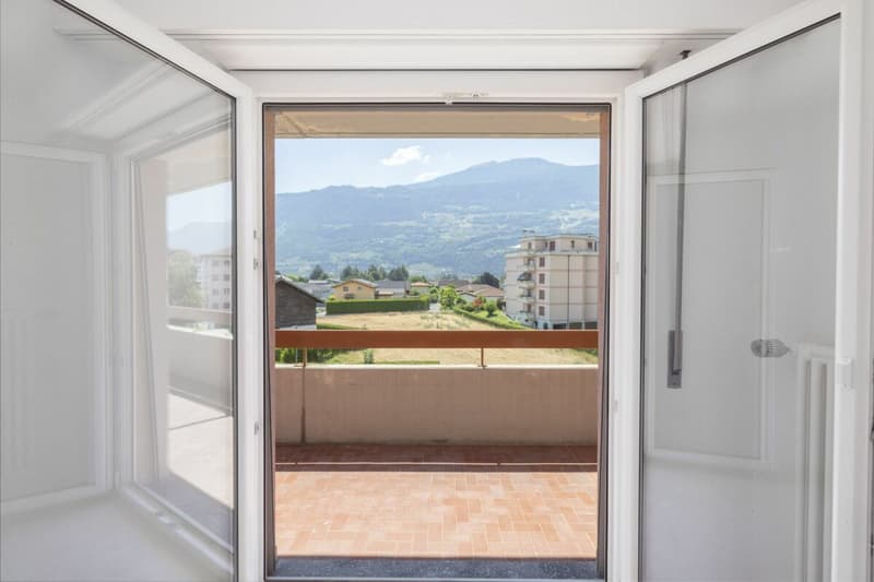 Lumineux appartement de 3,5 pièces rénové, offrant une surface brute de 79 m² (2)