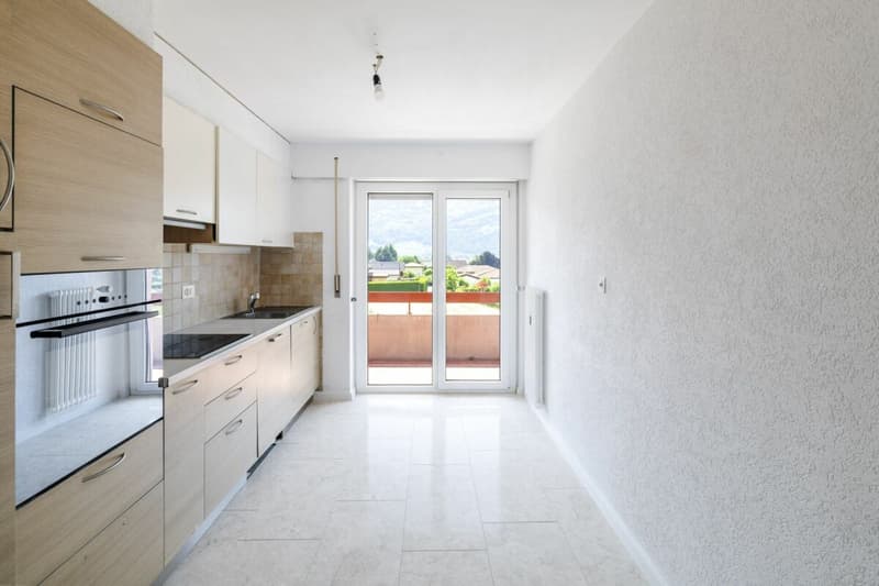 Lumineux appartement de 3,5 pièces rénové, offrant une surface brute de 79 m² (4)