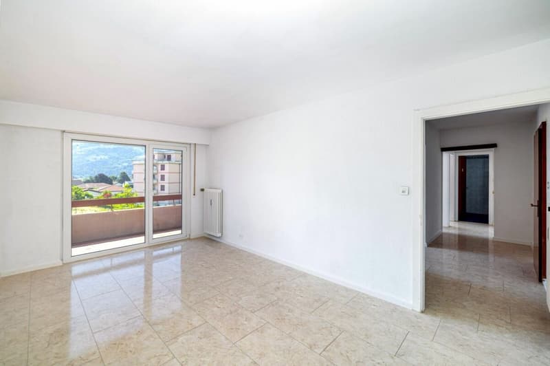 Lumineux appartement de 3,5 pièces rénové, offrant une surface brute de 79 m² (6)