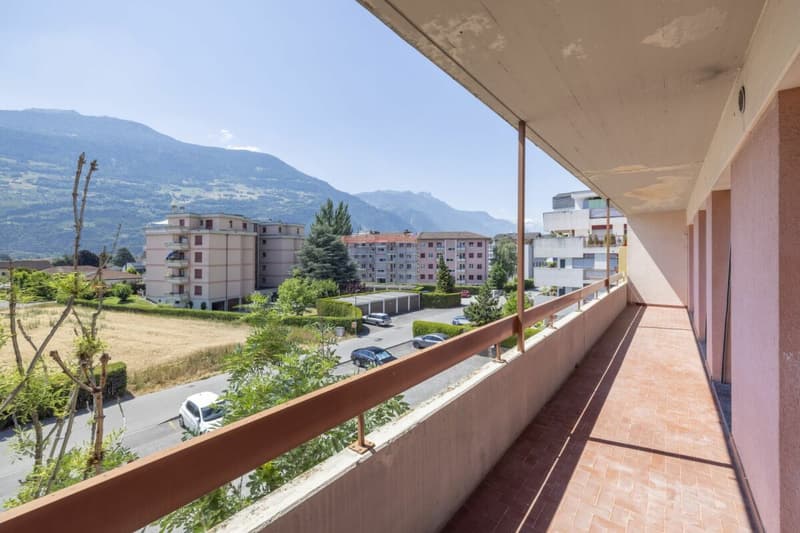 Lumineux appartement de 3,5 pièces rénové, offrant une surface brute de 79 m² (3)