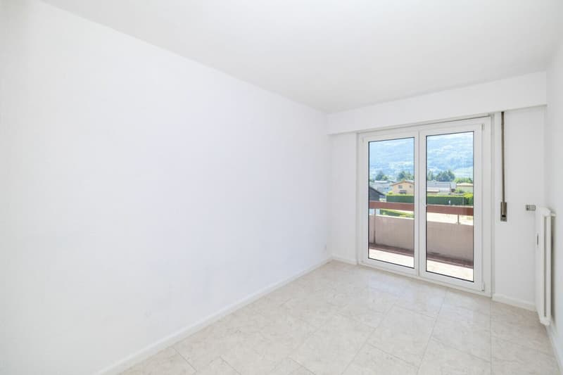 Lumineux appartement de 3,5 pièces rénové, offrant une surface brute de 79 m² (8)
