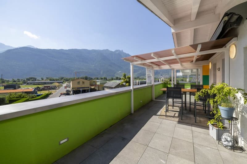 Spacieux attique de 4,5 pièces de 146 m2 bénéficiant d'une vue imprenable sur les Alpes (2)
