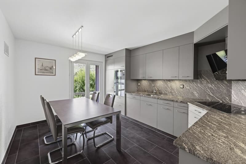 Splendide villa 6 pièces 1/2 de 297 m2 avec un magnifique extérieur (8)
