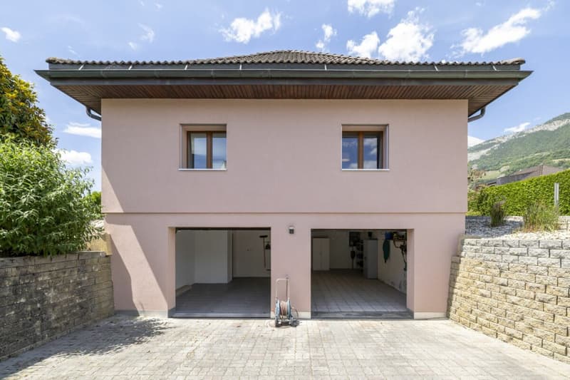 Splendide villa 6 pièces 1/2 de 297 m2 avec un magnifique extérieur (18)