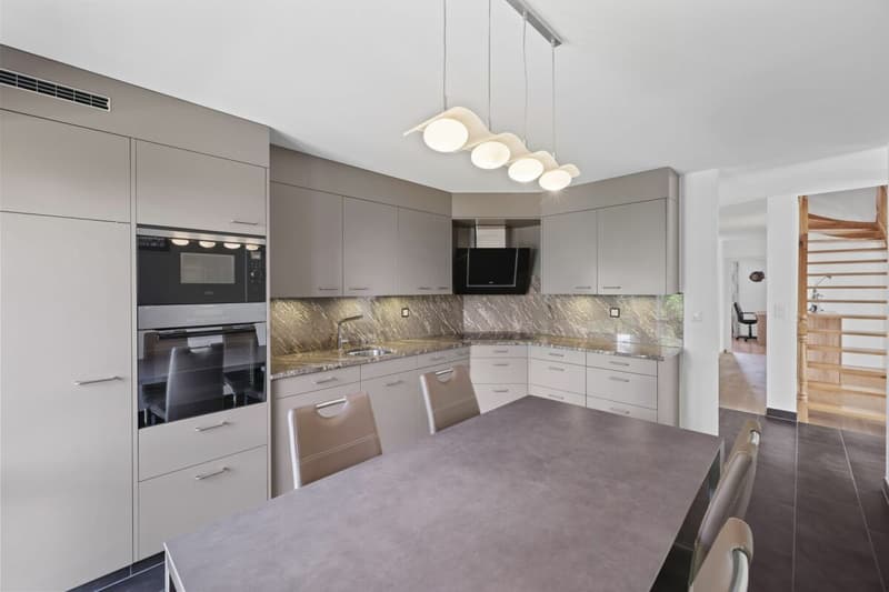 Splendide villa 6 pièces 1/2 de 297 m2 avec un magnifique extérieur (7)