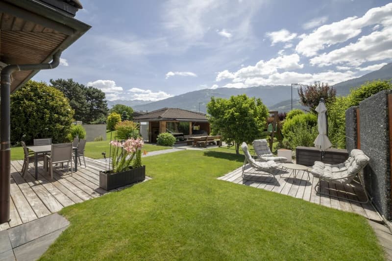 Splendide villa 6 pièces 1/2 de 297 m2 avec un magnifique extérieur (24)