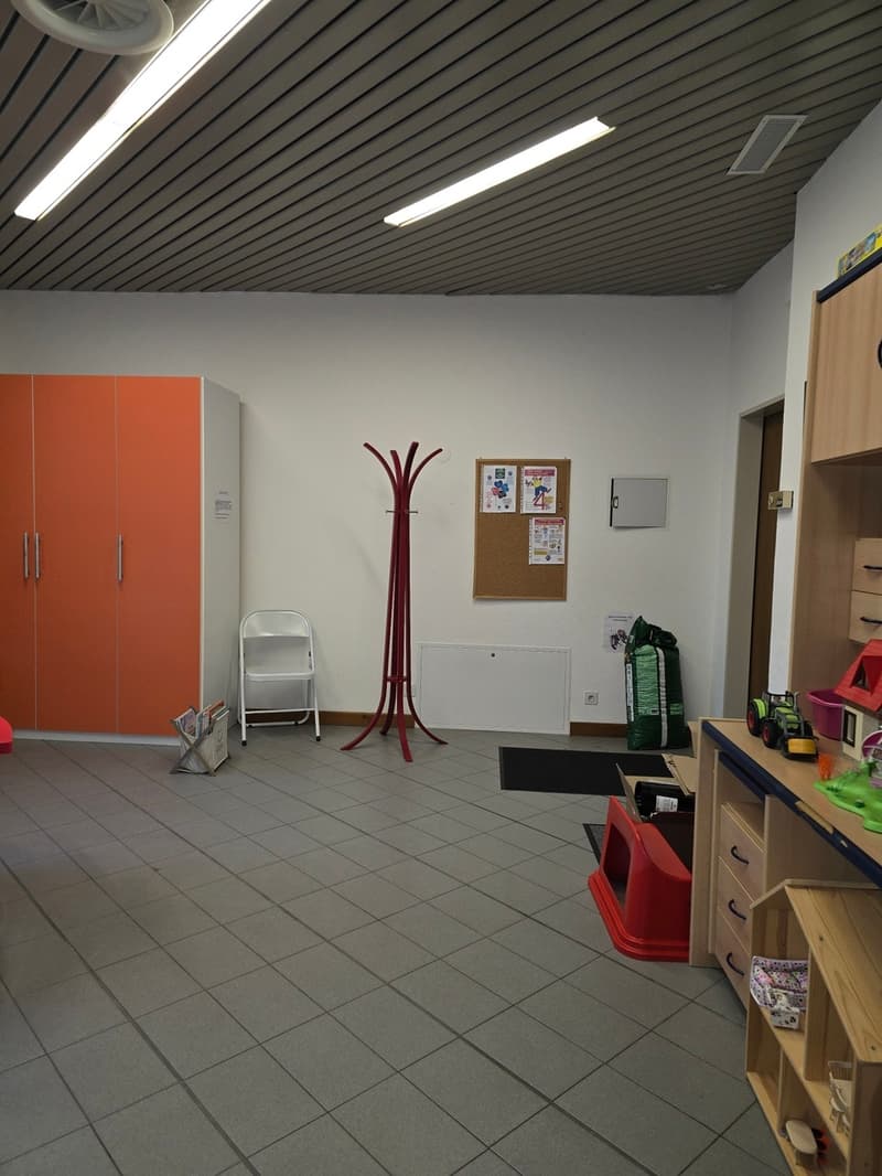 Surface commerciale de 60 m2 à  plain-pied avec vitrines (2)