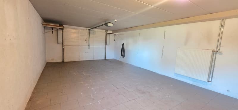 Lumineuse maison de 4.5 pièces avec fort potentiel et grands garages (6)