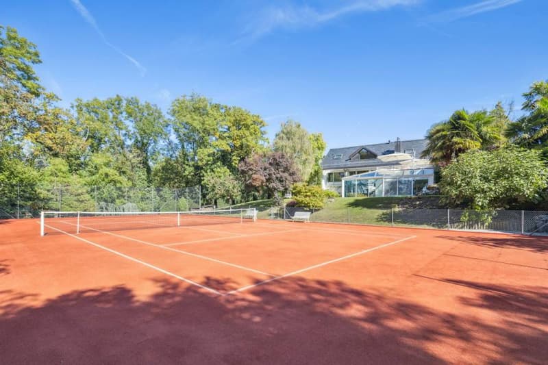 Propriété d'exception avec terrain de tennis et piscine intérieure (2)