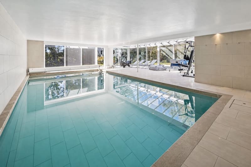 Propriété d'exception avec terrain de tennis et piscine intérieure (1)