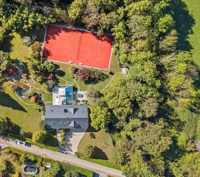 Propriété d'exception avec terrain de tennis et piscine intérieure (4)