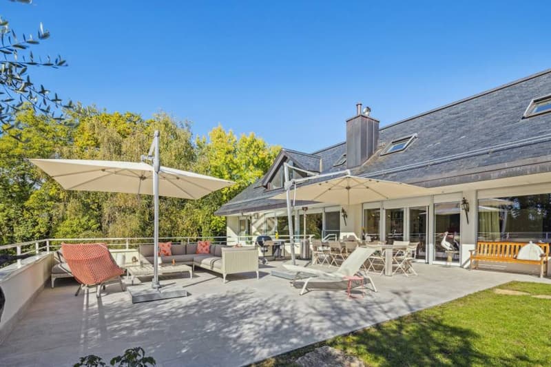 Propriété d'exception avec terrain de tennis et piscine intérieure (5)