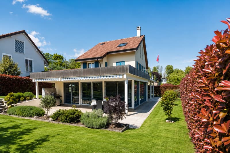 Villa jumelle par les garages