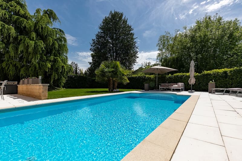 Magnifique propriété de 8.5 pièces avec grande terrasse et jardin (1)