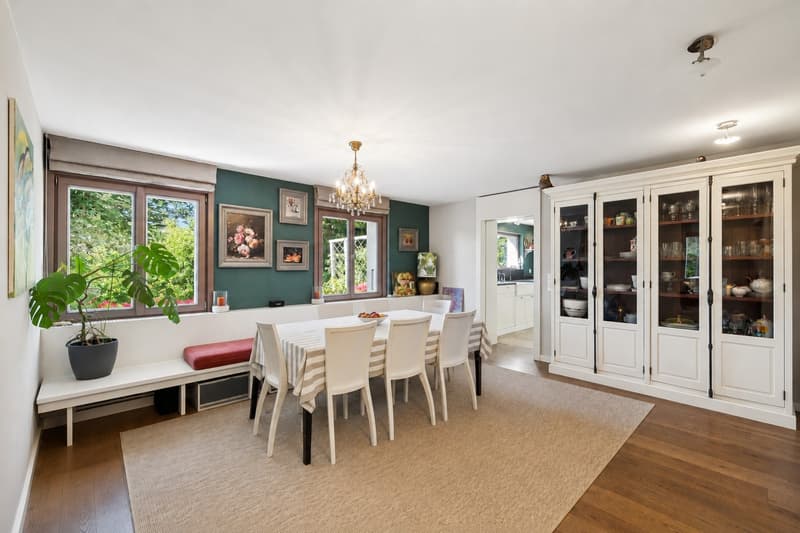 Élégante salle à manger baignée de lumière naturelle avec vue sur la terrasse, idéale pour recevoir famille et invités dans une ambiance chaleureuse.