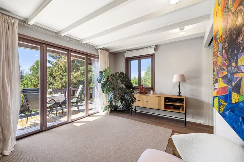 Espace de vie supplémentaire ouvrant directement sur le balcon, parfait comme salon de lecture, coin détente ou espace de réception.
