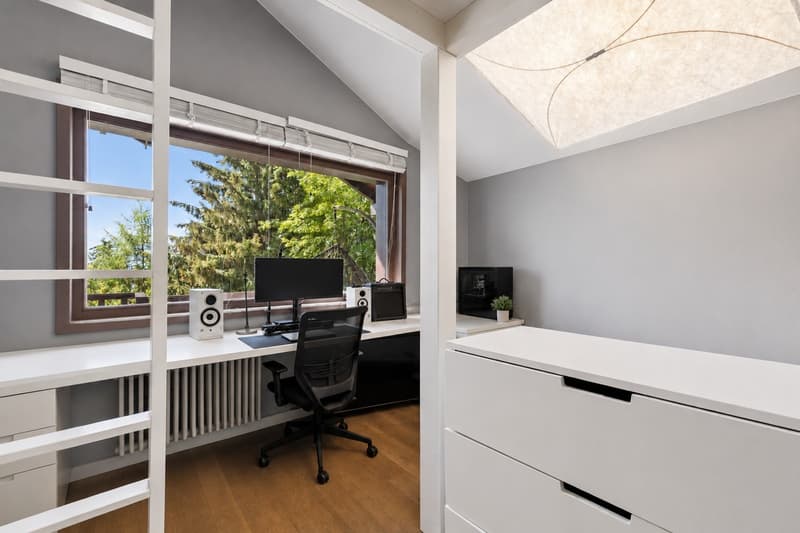 Chambre confortable bénéficiant d'une vue sur la forêt et d'un accès à une petite terrasse privative à l'arrière du chalet.