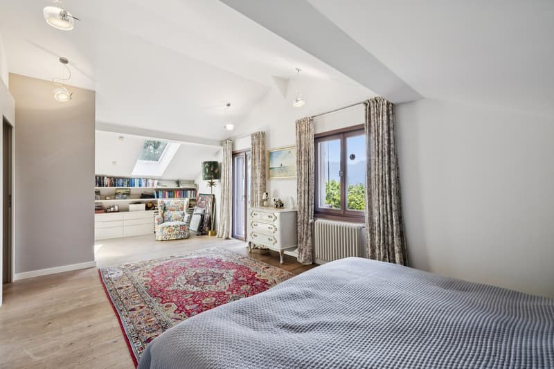 Belle suite parentale avec accès direct à un balcon privatif, offrant calme, confort et une agréable vue sur la nature.