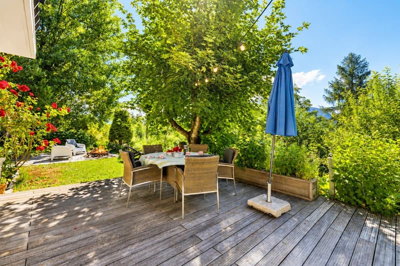 Belle terrasse en bordure de forêt, idéale pour profiter des beaux jours dans un cadre naturel et apaisant.