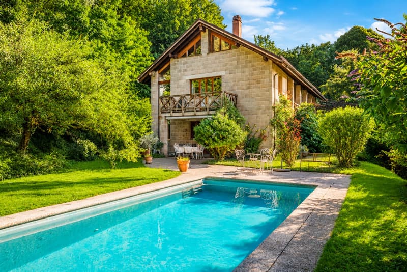 MAISON AVEC PISCINE AU COEUR D'UN CADRE BUCOLIQUE, AVEC VUE SUR LE LAC (1)
