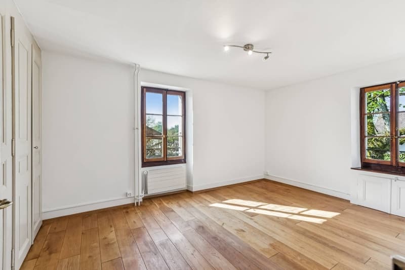 Une des chambres à coucher, spacieuse et avec rangements intégrés