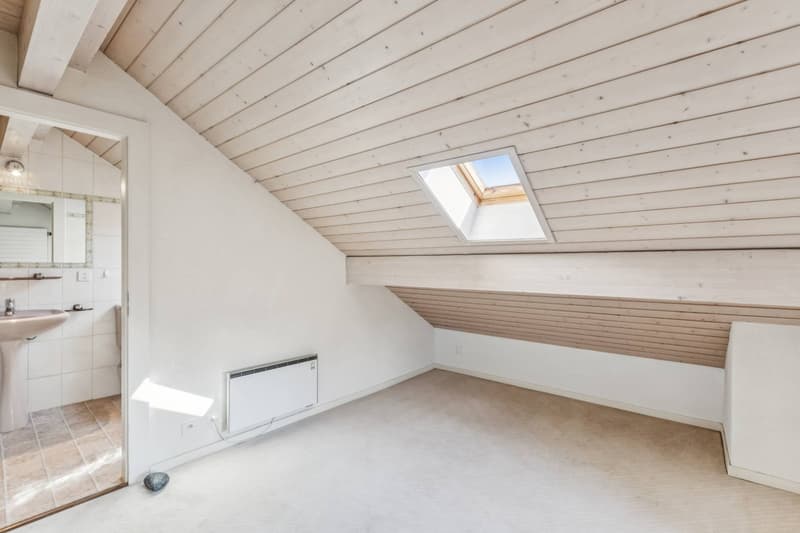 La pièce dans les combles, pouvant faire office de chambre à coucher ou de bureau