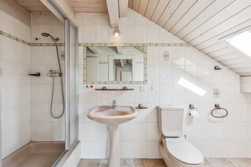 Salle de douche dans les combles, attenante à la pièce