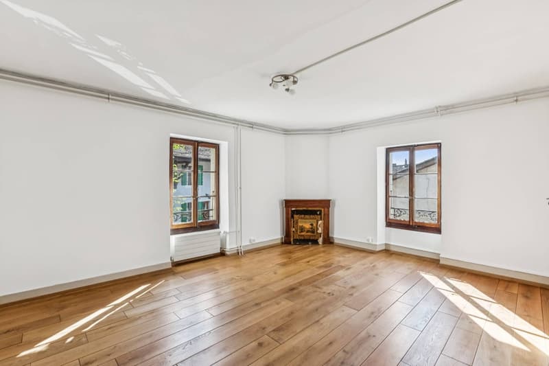 La vaste chambre à coucher avec nombreux placards encastrés