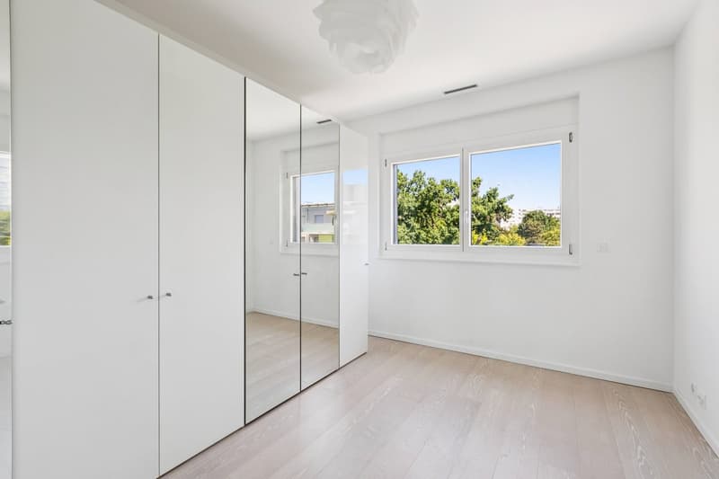 Une grande chambre à coucher avec rangements