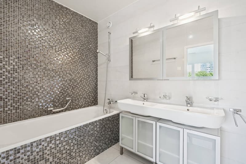 Salle de bains en enfilade de la suite parentale