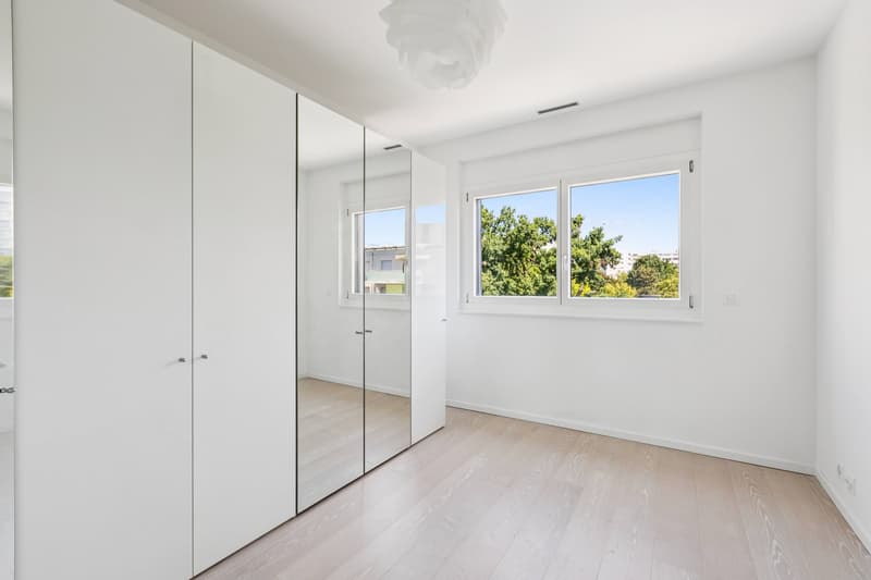 Une grande chambre à coucher avec rangements