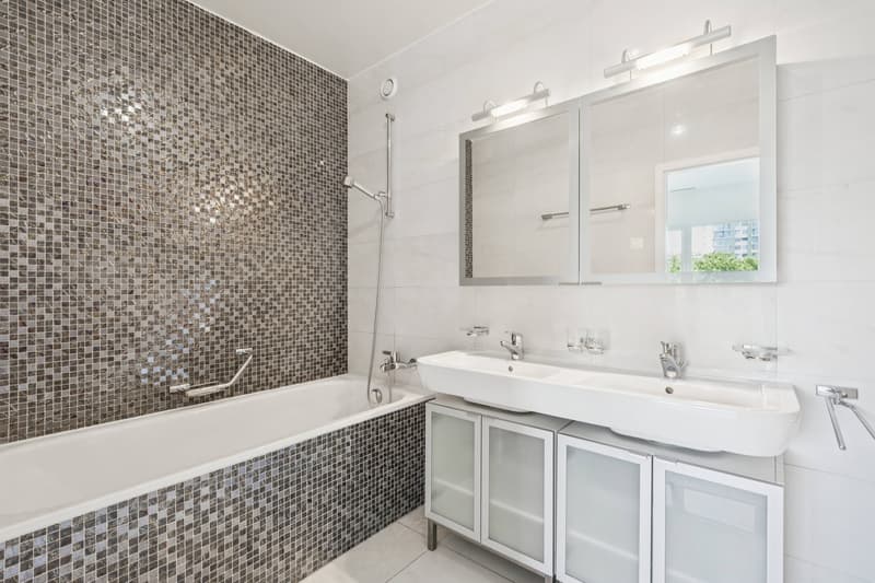 Salle de bains en enfilade de la suite parentale
