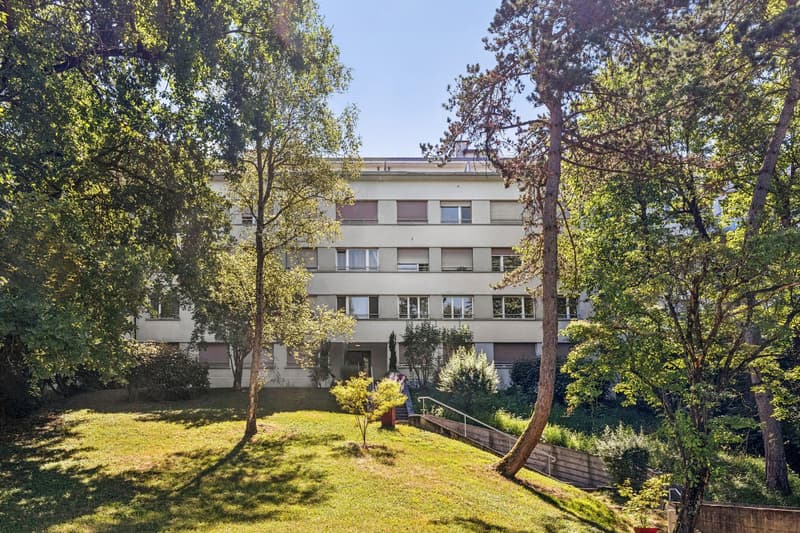 Immeuble dans un environnement verdoyant