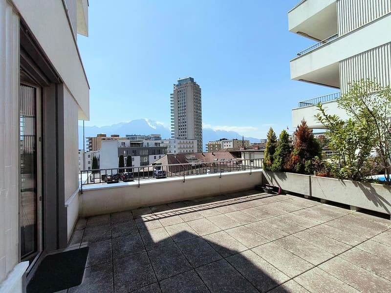 Appartement rcent avec grande terrasse et balcon au centre-ville (4)