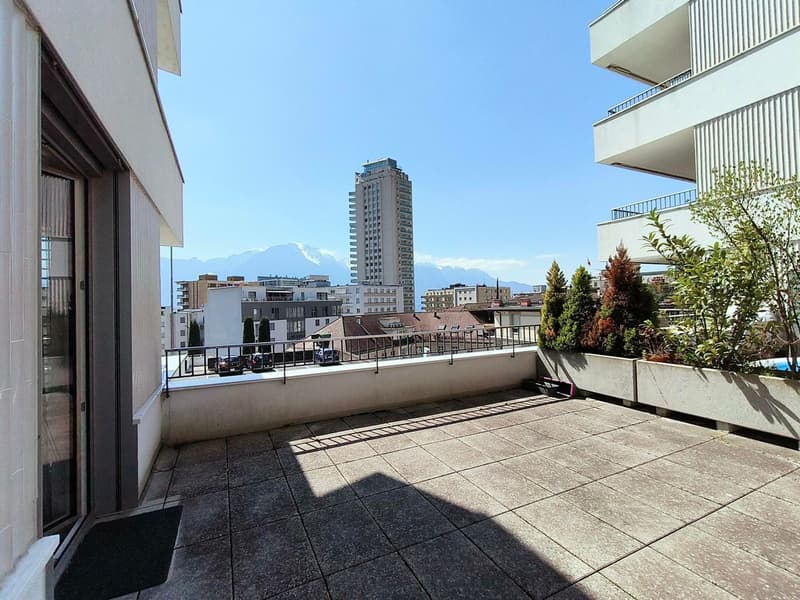 Appartement récent avec grande terrasse et balcon au centre-ville (4)