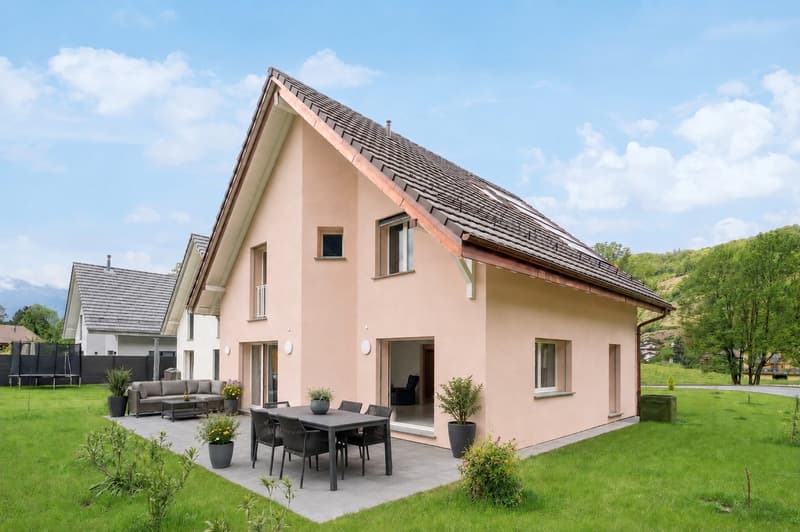 Magnifique villa jumelée par les garages " Villa Rosa " (1)
