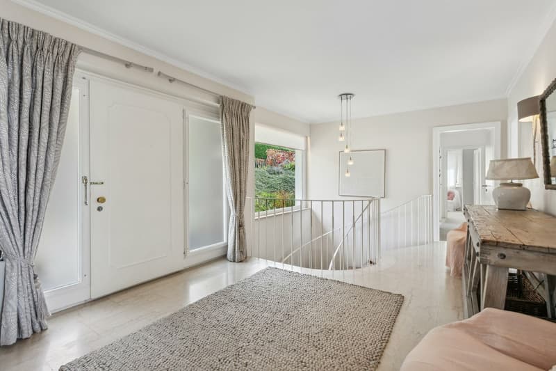 Magnifique villa avec vue panoramique sur le lac et les montagnes (8)