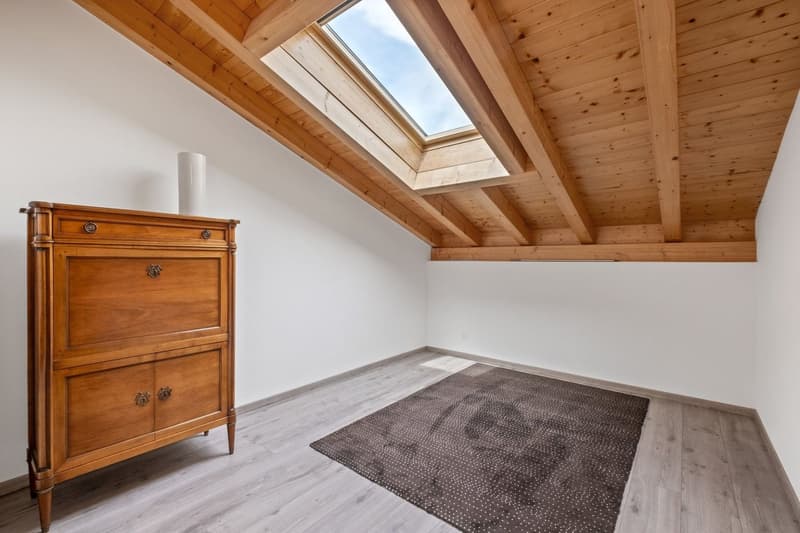 Attique avec belle hauteur sous plafond. (8)