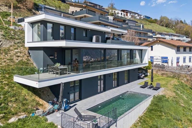 Villa de standing en dominance sur la plaine. (1)