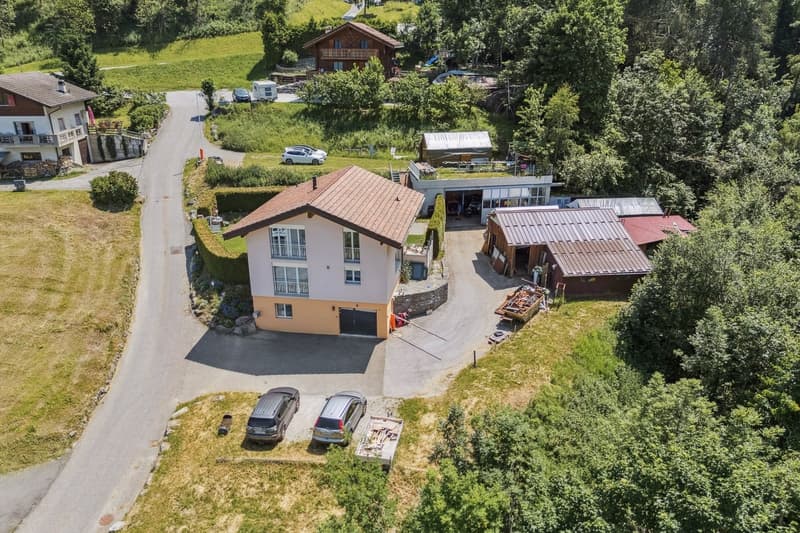 Grande propriété avec garages et ateliers à 10 minutes de Sion! (1)