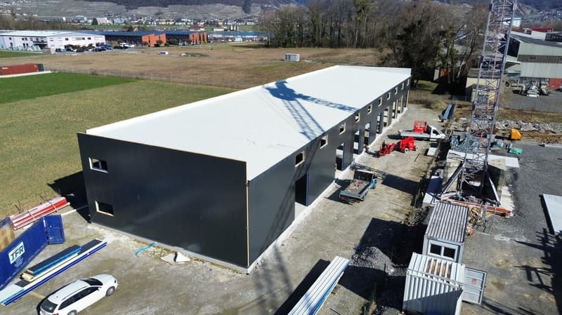 Halle industrielle commerciale avec box, bureaux et entrepôt. (2)