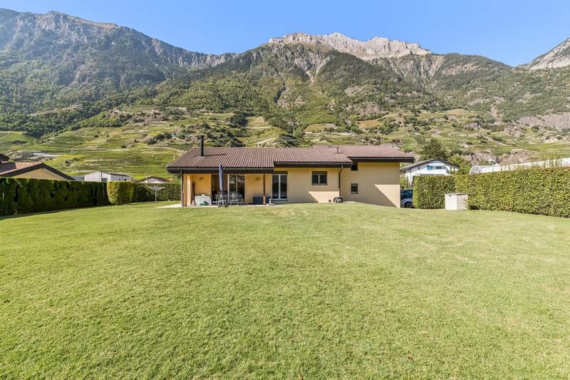 Villa individuelle avec vaste terrain dans un environnement calme (1)